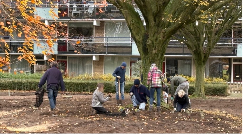 Vrijwilligers planten samen de Planetentuin aan