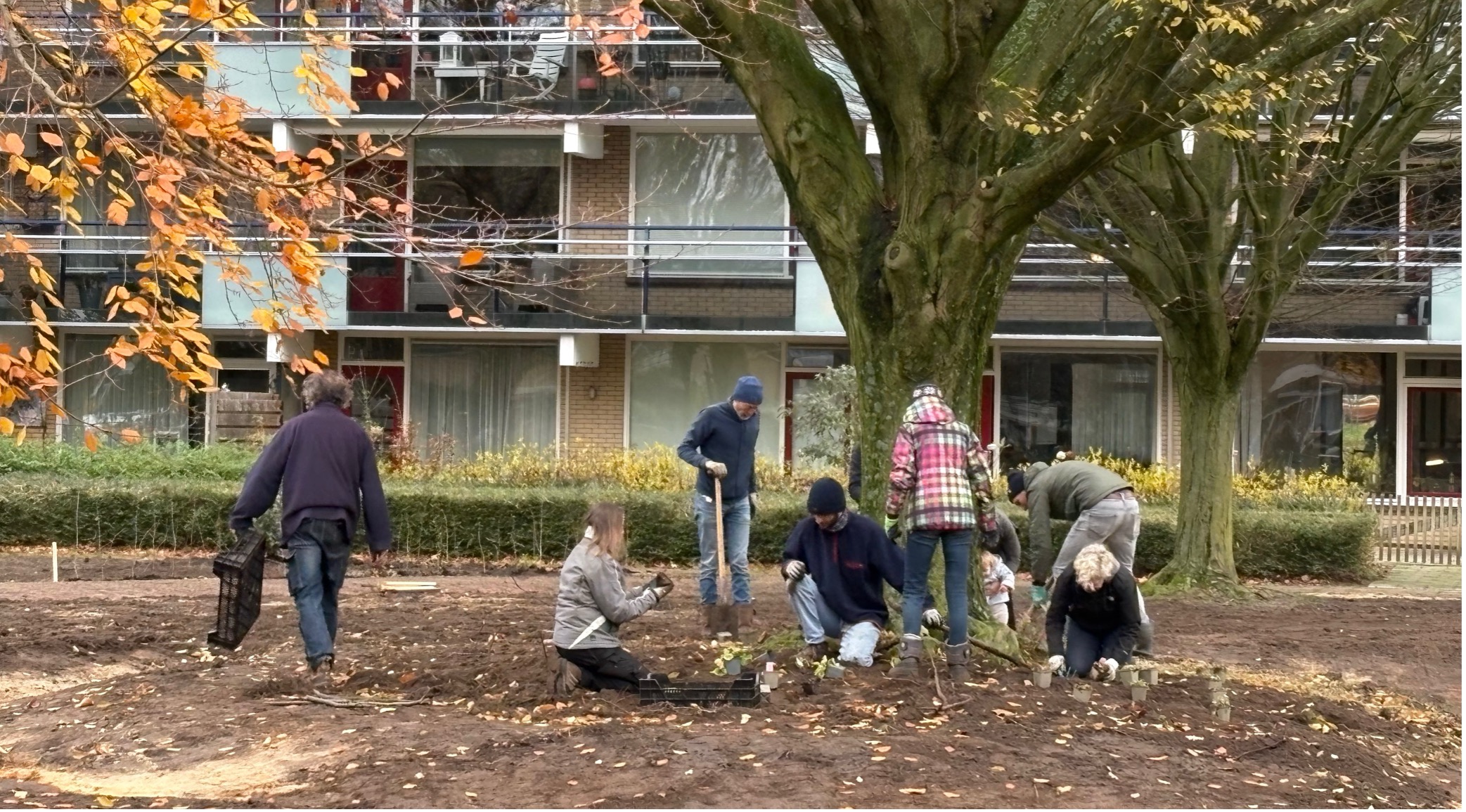 Vrijwilligers planten samen de Planetentuin aan