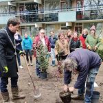 Gezamenlijke plantdag in de Planetentuin